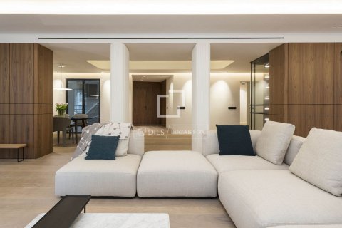 Apartamento de 5 dormitorios en venta en Barcelona, Cataluña, Spain № 3719 - foto 3