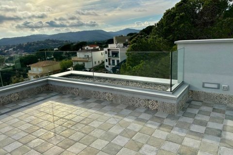 4 bedrooms house for sale in Lloret de Mar, Girona, Catalonia, Spain № 7200 - photo 12
