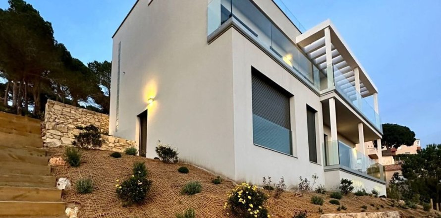 4 bedrooms house for sale in Lloret de Mar, Girona, Catalonia, Spain № 7200