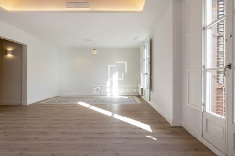 Apartamento de 3 dormitorios en venta en Barcelona, Cataluña, Spain № 4032 - foto 7