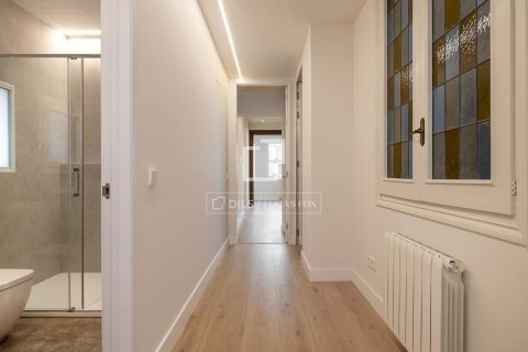 Apartamento de 3 dormitorios en venta en Barcelona, Cataluña, Spain № 4032 - foto 24