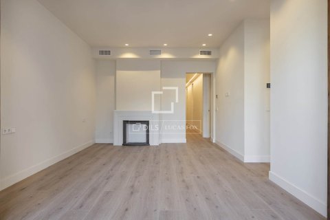 Apartamento de 3 dormitorios en venta en Barcelona, Cataluña, Spain № 4032 - foto 28