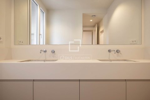 Apartamento de 3 dormitorios en venta en Barcelona, Cataluña, Spain № 4032 - foto 30