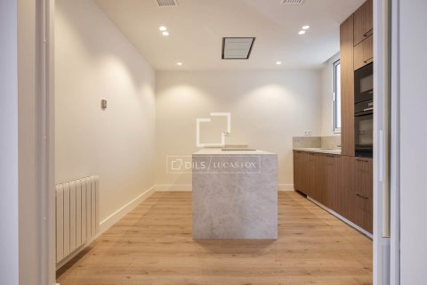 Apartamento de 3 dormitorios en venta en Barcelona, Cataluña, Spain № 4032 - foto 11