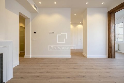Apartamento de 3 dormitorios en venta en Barcelona, Cataluña, Spain № 4032 - foto 29