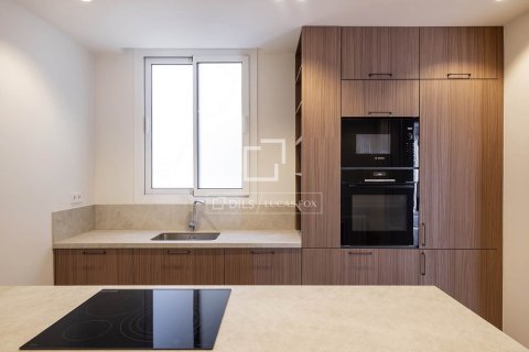 Apartamento de 3 dormitorios en venta en Barcelona, Cataluña, Spain № 4032 - foto 12