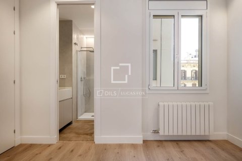 Apartamento de 3 dormitorios en venta en Barcelona, Cataluña, Spain № 4032 - foto 18