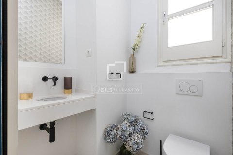 Apartamento de 3 dormitorios en venta en Barcelona, Cataluña, Spain № 3811 - foto 17