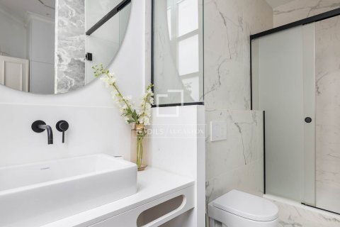 Apartamento de 3 dormitorios en venta en Barcelona, Cataluña, Spain № 3811 - foto 26
