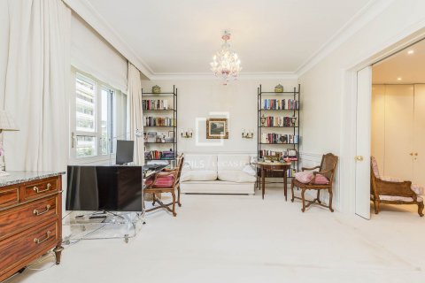 Apartamento de 6 dormitorios en venta en Barcelona, Cataluña, Spain № 8538 - foto 17