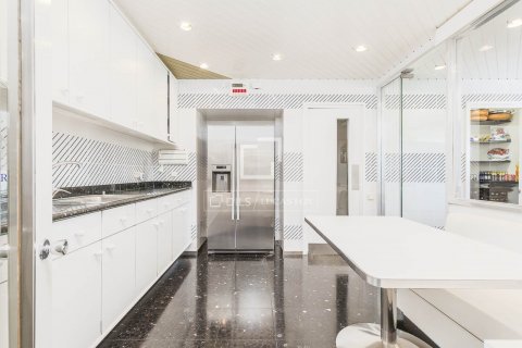 Apartamento de 6 dormitorios en venta en Barcelona, Cataluña, Spain № 8538 - foto 9
