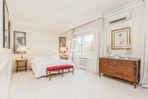 Apartamento de 6 dormitorios en venta en Barcelona, Cataluña, Spain № 8538 - foto 16