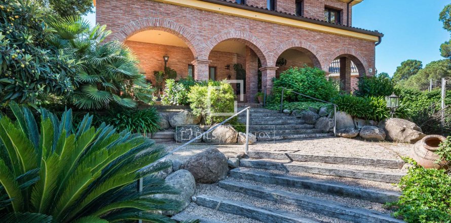 Villa de 5 dormitorios en alquiler en Sant Cugat del Vallès, Barcelona, Cataluña, Spain № 8540