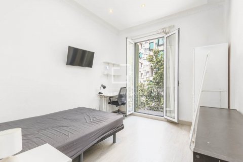 Apartamento de 4 dormitorios en venta en Barcelona, Cataluña, Spain № 8539 - foto 2
