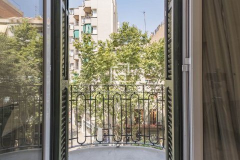 Apartamento de 4 dormitorios en venta en Barcelona, Cataluña, Spain № 8539 - foto 3