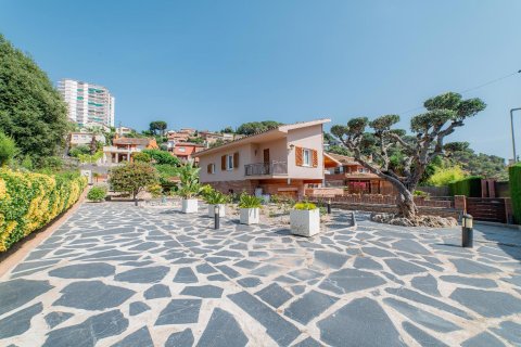 Сasa de 4 dormitorios en venta en Arenys de Munt, Barcelona, Cataluña, Spain № 1463 - foto 25