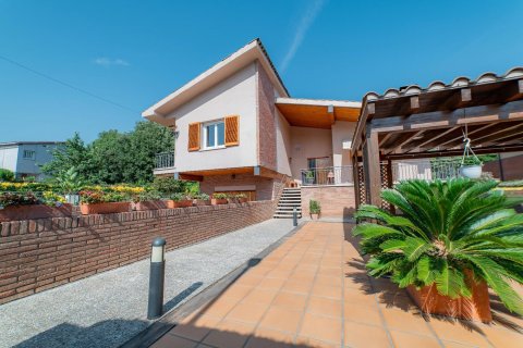 Сasa de 4 dormitorios en venta en Arenys de Munt, Barcelona, Cataluña, Spain № 1463