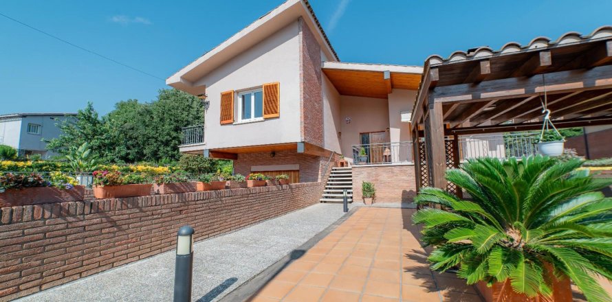 Сasa de 4 dormitorios en venta en Arenys de Munt, Barcelona, Cataluña, Spain № 1463