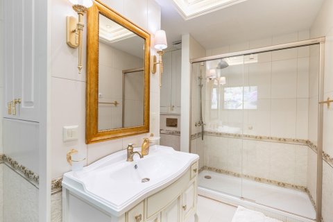 Casa adosada de 4 dormitorios en venta en Barcelona, Cataluña, Spain № 1508 - foto 18