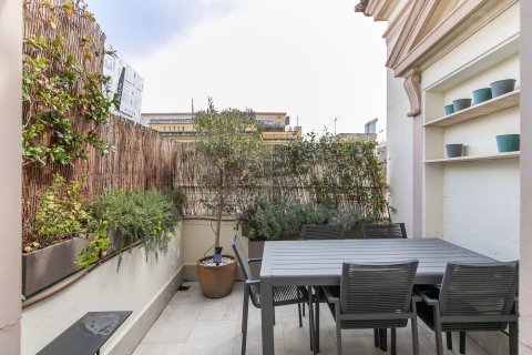 Apartamento de 4 dormitorios en venta en Barcelona, Cataluña, Spain № 1514 - foto 29