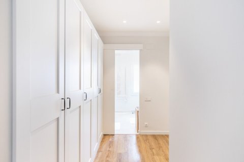 Apartamento de 4 dormitorios en venta en Barcelona, Cataluña, Spain № 1514 - foto 13