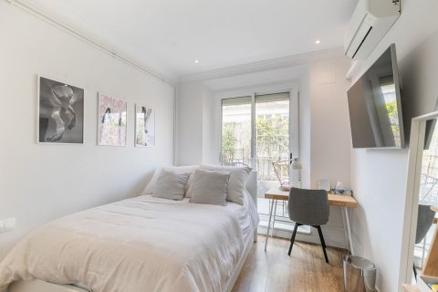 Apartamento de 4 dormitorios en venta en Barcelona, Cataluña, Spain № 1514 - foto 20