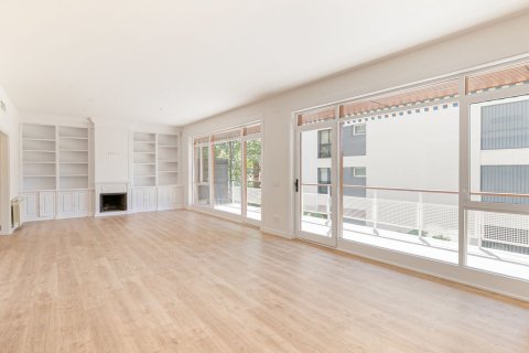 Apartamento de 5 dormitorios en venta en Barcelona, Cataluña, Spain № 1509 - foto 2