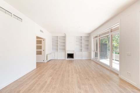 Apartamento de 5 dormitorios en venta en Barcelona, Cataluña, Spain № 1509 - foto 4
