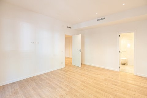 Apartamento de 5 dormitorios en venta en Barcelona, Cataluña, Spain № 1509 - foto 26