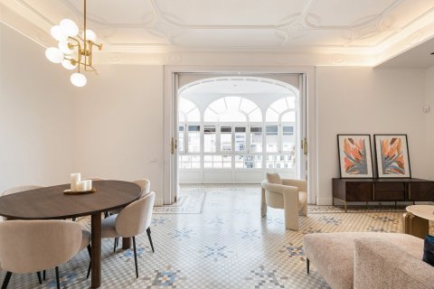 Apartamento de 3 dormitorios en venta en Barcelona, Cataluña, Spain № 1510 - foto 2