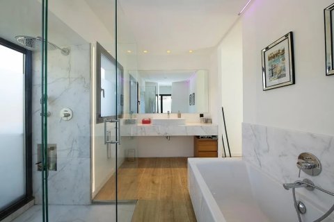 Сasa de 6 dormitorios en venta en Castelldefels, Barcelona, Cataluña, Spain № 1513 - foto 26