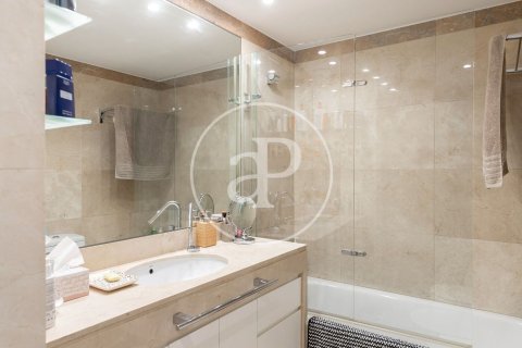 Apartamento de 4 dormitorios en venta en Sant Martí, Barcelona, Cataluña, Spain № 2434 - foto 21