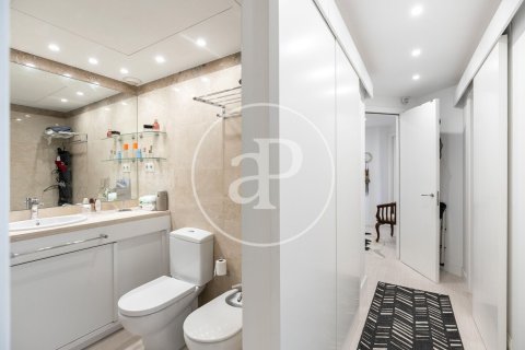 Apartamento de 4 dormitorios en venta en Sant Martí, Barcelona, Cataluña, Spain № 2434 - foto 27