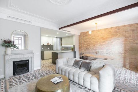 Apartamento de 3 dormitorios en venta en Barcelona, Cataluña, Spain № 1495 - foto 2
