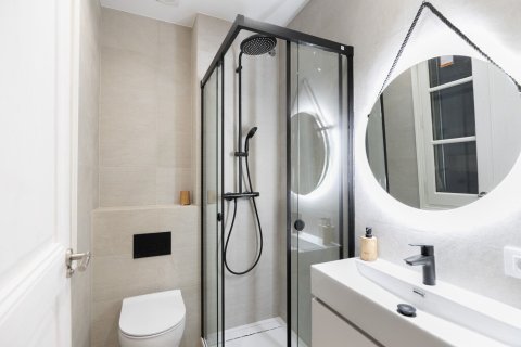 Apartamento de 3 dormitorios en venta en Barcelona, Cataluña, Spain № 1495 - foto 24