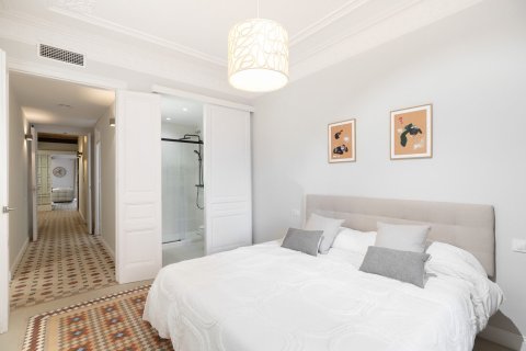 Apartamento de 3 dormitorios en venta en Barcelona, Cataluña, Spain № 1495 - foto 16