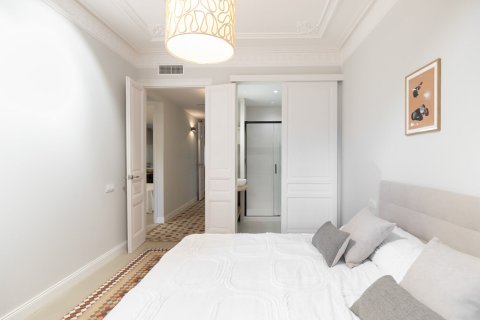 Apartamento de 3 dormitorios en venta en Barcelona, Cataluña, Spain № 1495 - foto 17