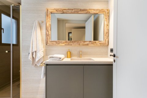 Apartamento de 2 dormitorios en venta en Barcelona, Cataluña, Spain № 1496 - foto 25