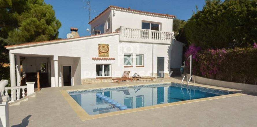 Сasa de 5 dormitorios en venta en Lloret de Mar, Gerona, Cataluña, Spain № 2392