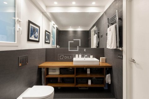 Apartamento de 3 dormitorios en venta en Barcelona, Cataluña, Spain № 8494 - foto 23