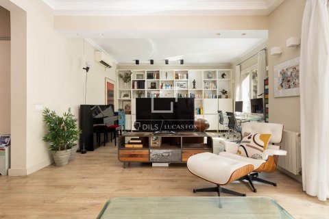 Apartamento de 3 dormitorios en venta en Barcelona, Cataluña, Spain № 8494 - foto 10