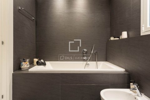 Apartamento de 3 dormitorios en venta en Barcelona, Cataluña, Spain № 8494 - foto 26