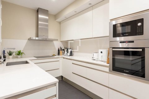 Apartamento de 3 dormitorios en venta en Barcelona, Cataluña, Spain № 8494 - foto 16