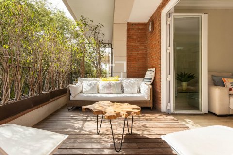 Apartamento de 3 dormitorios en venta en Barcelona, Cataluña, Spain № 8494 - foto 2