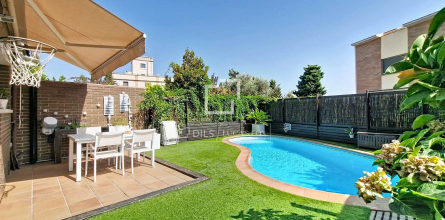 Villa de 3 dormitorios en venta en Vilanova i la Geltrú, Barcelona, Cataluña, Spain № 8495