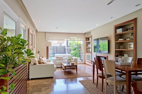Villa de 3 dormitorios en venta en Vilanova i la Geltrú, Barcelona, Cataluña, Spain № 8495 - foto 10