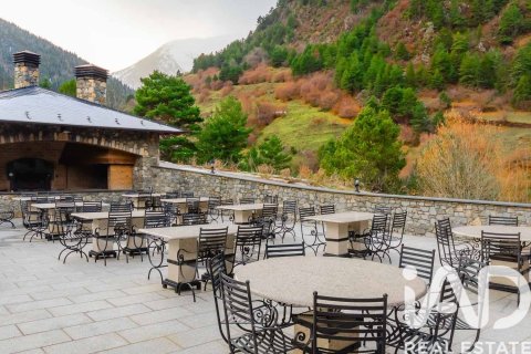 Propiedad comercial de 4716 m² en venta en Lérida, Cataluña, Spain № 4700 - foto 15