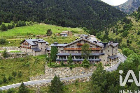 Propiedad comercial de 4716 m² en venta en Lérida, Cataluña, Spain № 4700