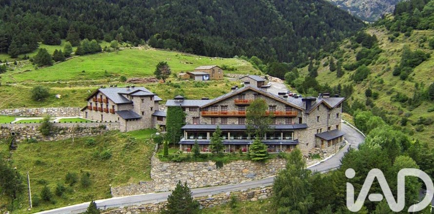 Propiedad comercial de 4716 m² en venta en Lérida, Cataluña, Spain № 4700