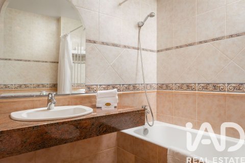 Propiedad comercial de 4716 m² en venta en Lérida, Cataluña, Spain № 4700 - foto 2